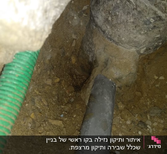 צינור פלסטיק אפור באדמה עם צינור ירוק
